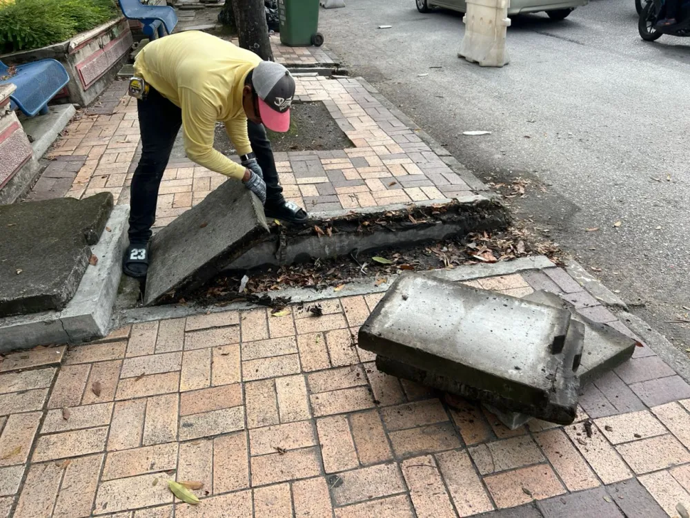 KERJA PEMBAIKAN PENUTUP LONGKANG YANG ROSAK