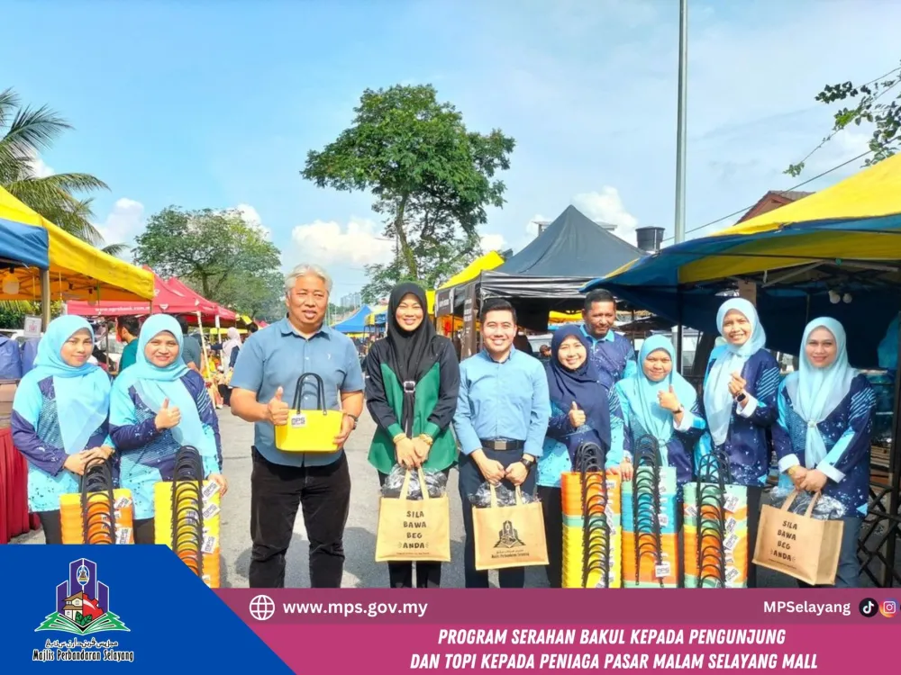 SERAHAN BAKUL KEPADA PENGUNJUNG DAN TOPI KEPADA PENIAGA PASAR MALAM SELAYANG MALL
