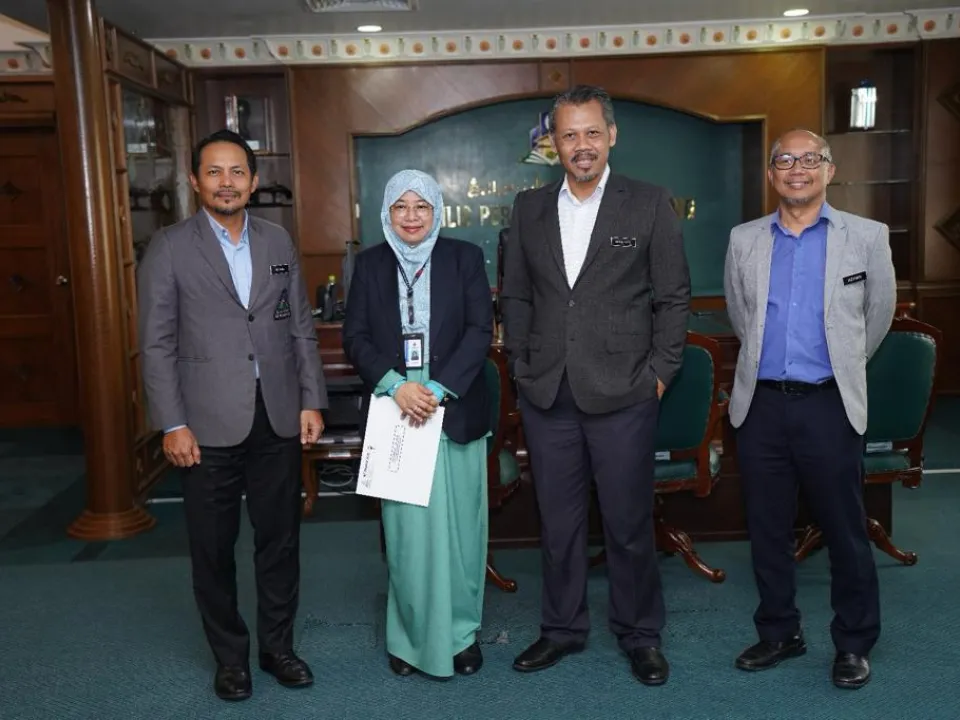 PENYAMPAIAN SURAT KENAIKAN PANGKAT DAN PELANTIKAN SEBAGAI PENGARAH