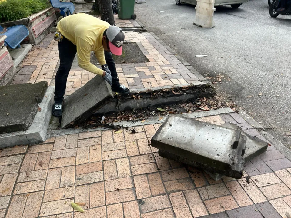 KERJA PEMBAIKAN PENUTUP LONGKANG YANG ROSAK