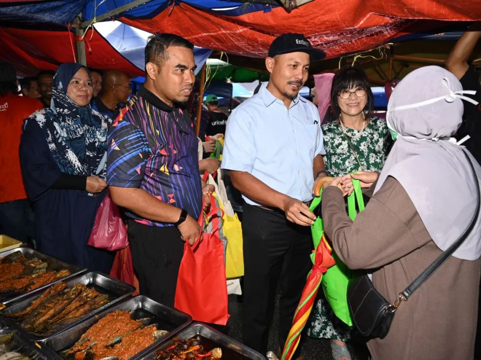 PROGRAM SERAHAN BEKAS MAKANAN BERTUTUP KEPADA PENGUNJUNG BAZAR RAMADAN