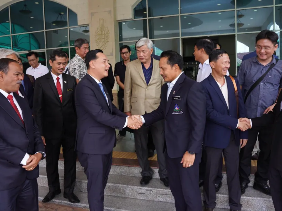 LAWATAN DARI THU DUC, VIETNAM KE MPS