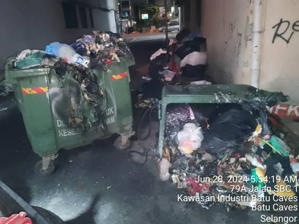 TONG SAMPAH DIBAKAR